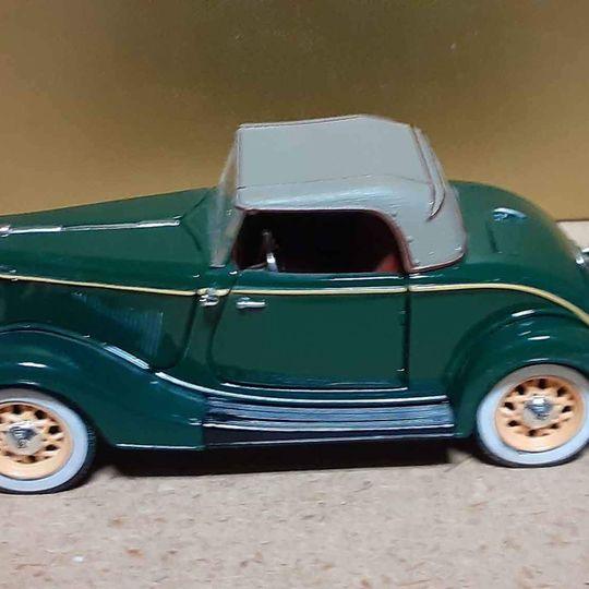 Classic Car - 1933 FORD Model 40. V8 deluxe roadster model