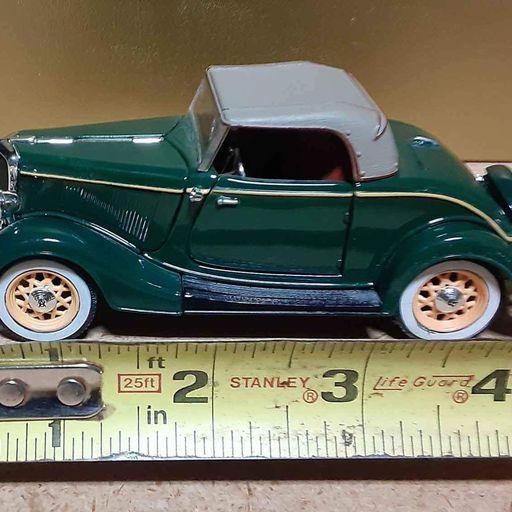 Classic Car - 1933 FORD Model 40. V8 deluxe roadster model