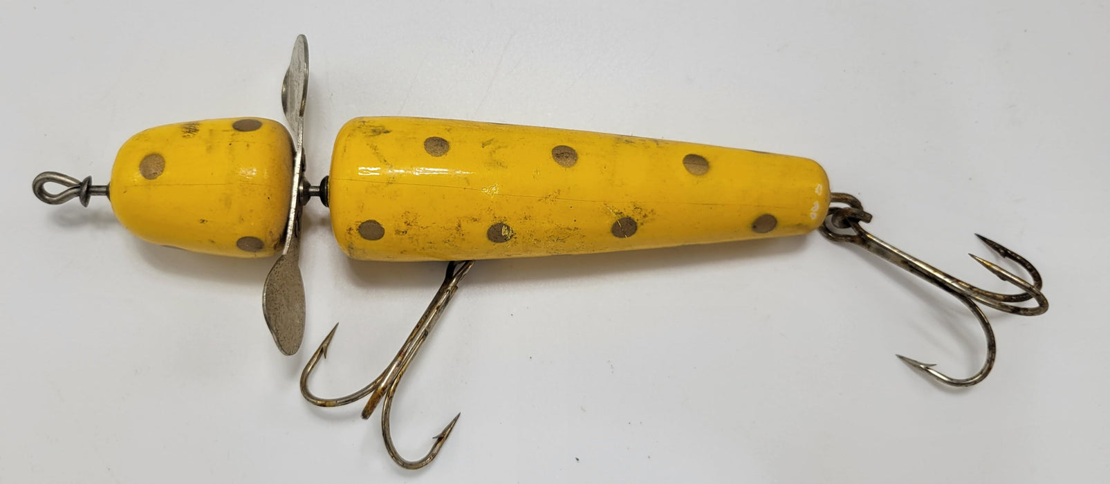 "Globe PFLUEGER WOOD YELLOW, WITH BLACK POLKA DOTS,2 HOOK 5 1/2"" LURE WITH SPINNER. Perfect for Muskie, Salmon, or other large fish.