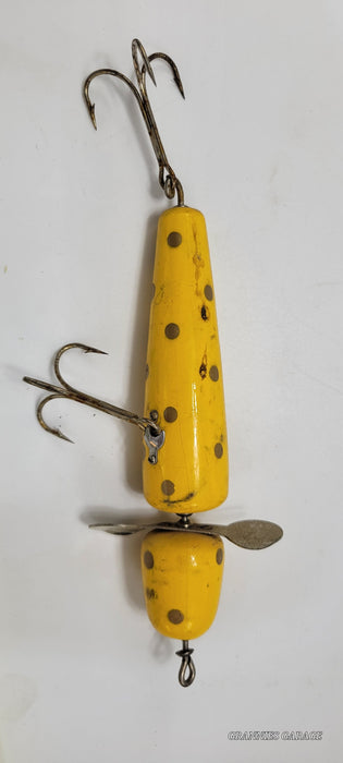 "Globe PFLUEGER WOOD YELLOW, WITH BLACK POLKA DOTS,2 HOOK 5 1/2"" LURE WITH SPINNER. Perfect for Muskie, Salmon, or other large fish.
