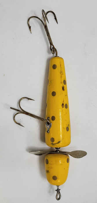 "Globe PFLUEGER WOOD YELLOW, WITH BLACK POLKA DOTS,2 HOOK 5 1/2"" LURE WITH SPINNER. Perfect for Muskie, Salmon, or other large fish.