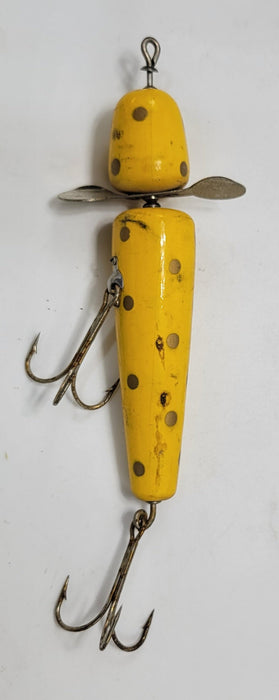 "Globe PFLUEGER WOOD YELLOW, WITH BLACK POLKA DOTS,2 HOOK 5 1/2"" LURE WITH SPINNER. Perfect for Muskie, Salmon, or other large fish.
