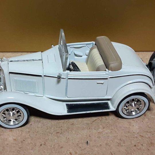 Classic Car - 1932 FORD Model A coupe convertible model car