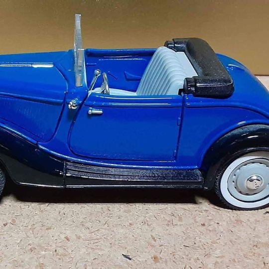 Classic Car - 1934  Ford  v8 deluxe roadster  Model car