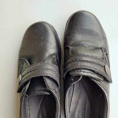 Shoes - Clarks size 6W Dress Shoes